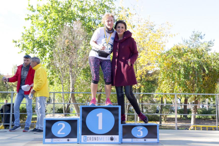 Carrera Rápida Rey de las Populares - Imagen de una atleta recibiendo primer premio.