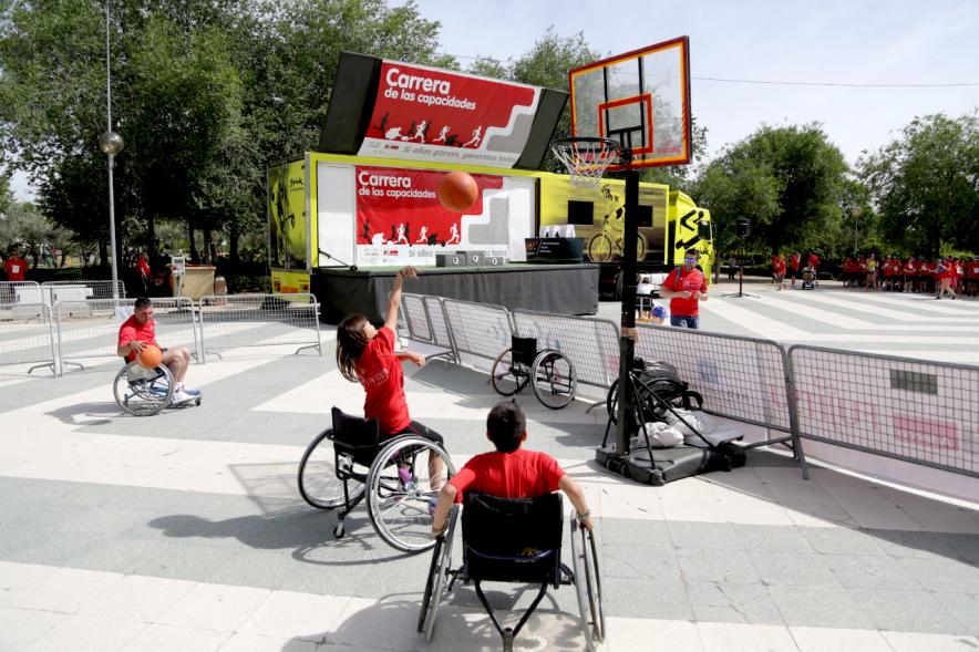Carrera de las Capacidades -   Los participantes jugando al  basket.
