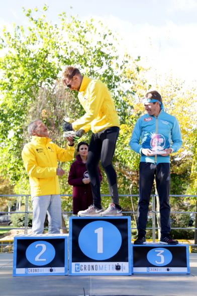 Carrera Rápida Rey de las Populares - Imagen de una atleta recibiendo su premio.