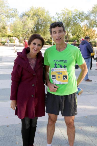 Carrera Rápida Rey de las Populares - Imagen de una autoridad junto a un atleta participante en la carrera.