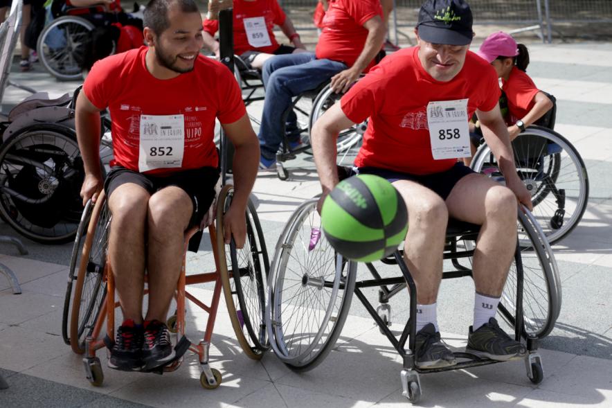 Carrera de las Capacidades - Particpantes jugando al baloncesto.