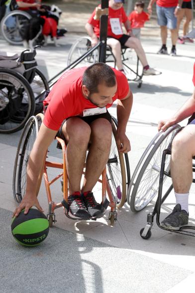 Carrera de las Capacidades -  Jugando al baloncesto.