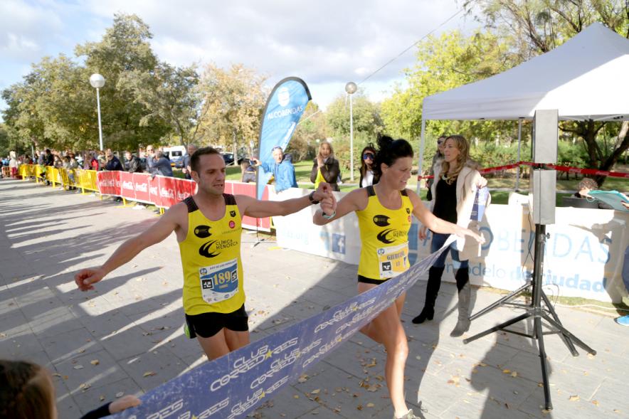 Carrera Rápida Rey de las Populares - Imagen de dos atletas, una mujer y un hombre, cruzando la meta juntos de la mano.