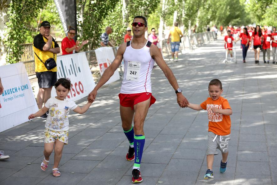 Carrera de las Capacidades -  Un corredor con sus hijos.