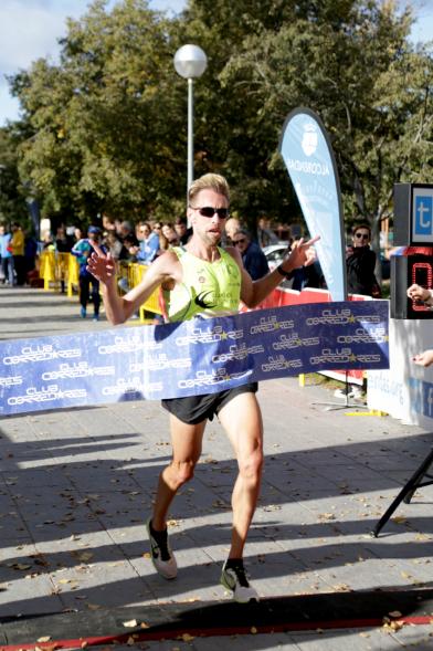 Carrera Rápida Rey de las Populares - Imagen de atletas cruzando la meta.