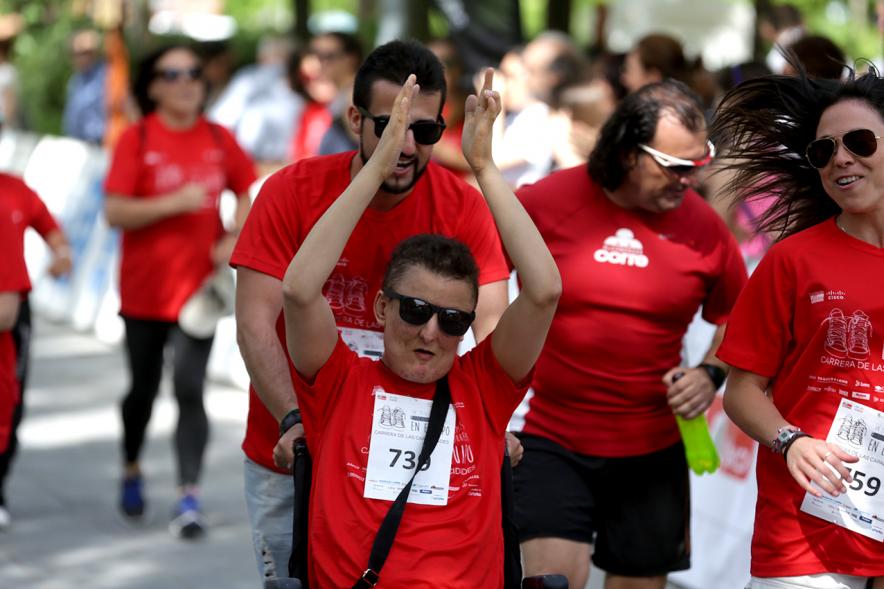 Carrera de las Capacidades -  Los corredores cruzan  la meta.