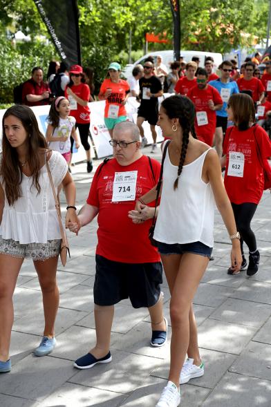 Carrera de las Capacidades -  Un corredor con sus monitoras.