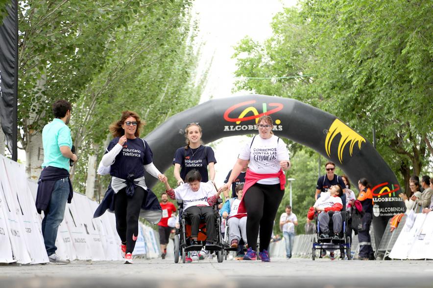 Carrera de las Capacidades 2018 -  Un corredor con sus monitores.