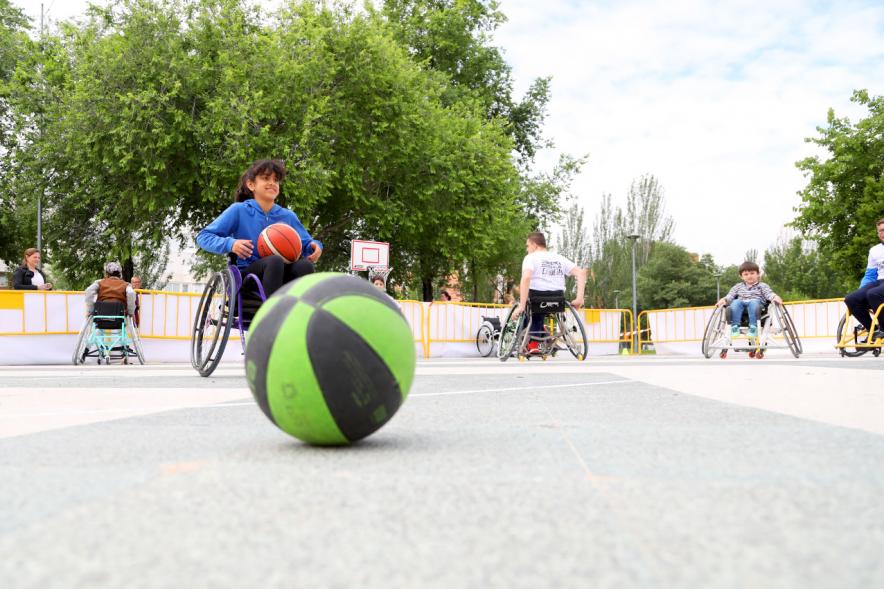 Carrera de las Capacidades 2018 - Participantes jugando al baloncesto.