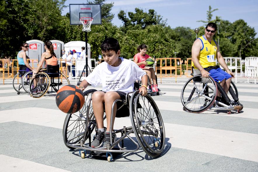 Carrera de las Capacidades 2017 -  Participantes haciendo básquet.