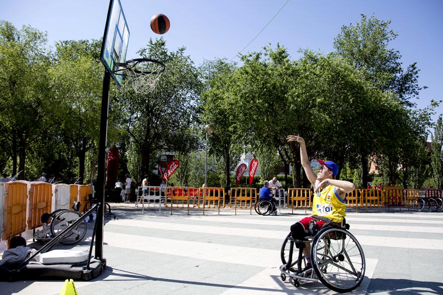 Carrera de las Capacidades 2017 - Participante encestando.