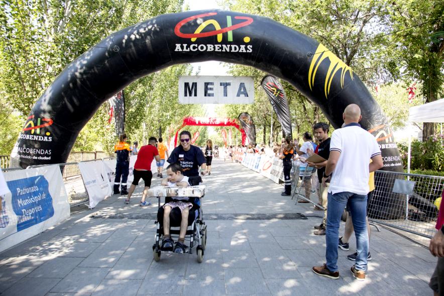 Carrera de las Capacidades 2017 -  Un corredor entrando en la meta.