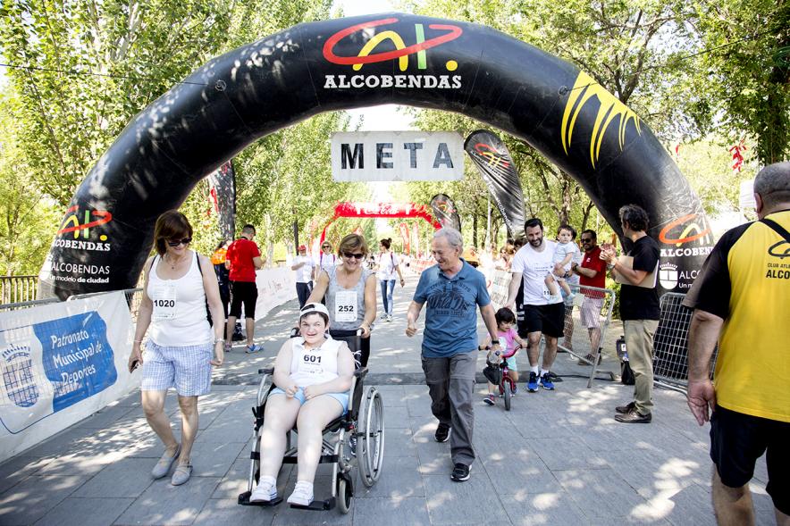 Carrera de las Capacidades 2017 -  Corredores y monitores entran en meta.