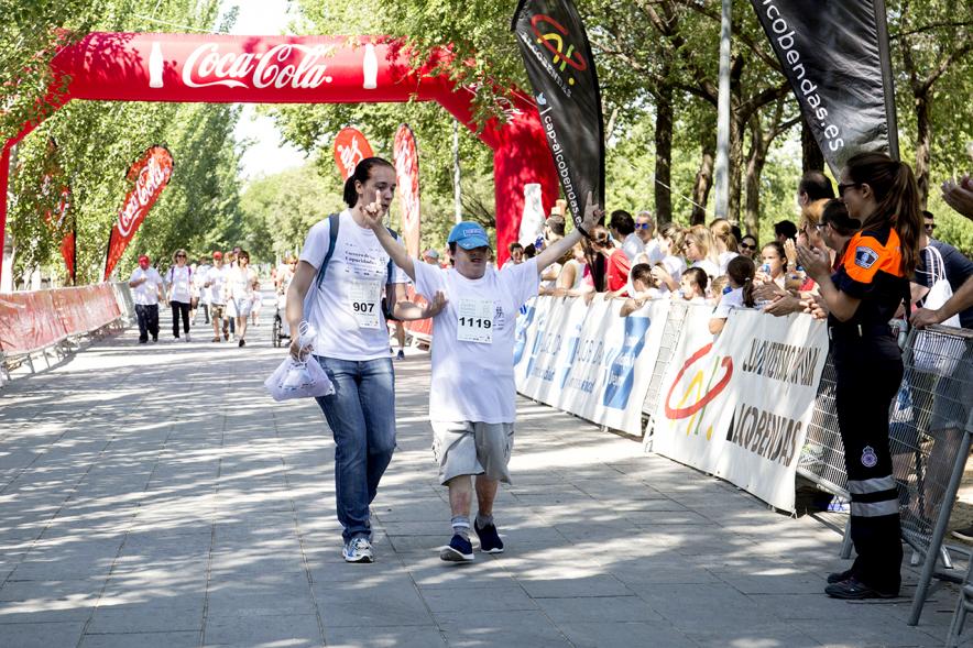 Carrera de las Capacidades 2017 - Corredor con su monitor en meta.