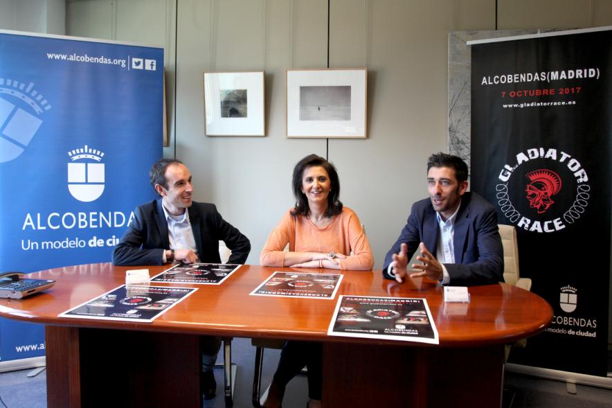 Presentación de la Carrera Gladiator Race - Imagen  de personas en la mesa de presentación de la carrera.