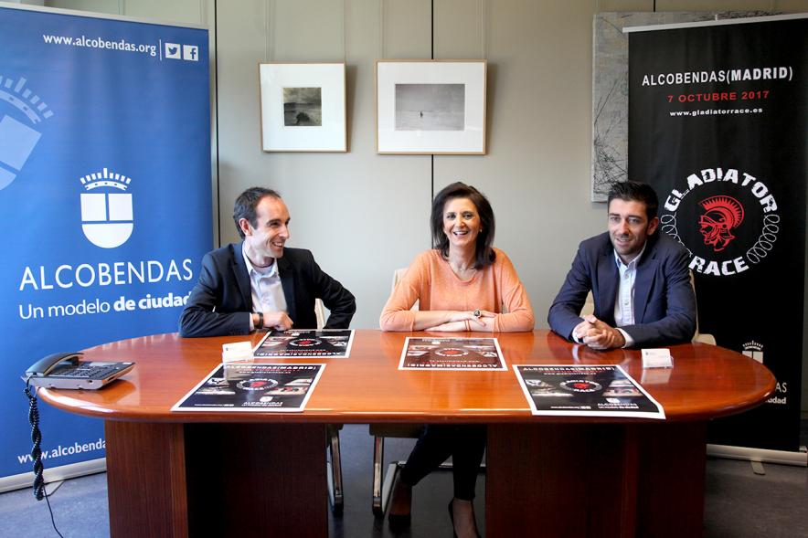 Presentación de la Carrera Gladiator Race - Imagen  de personas en la mesa de presentación de la carrera.