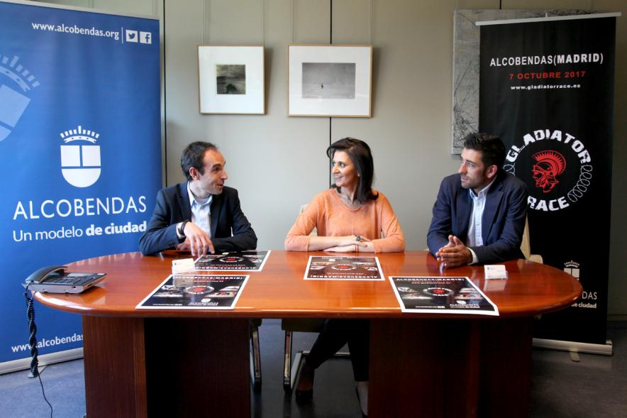 Presentación de la Carrera Gladiator Race - Imagen  de personas en la mesa de presentación de la carrera.