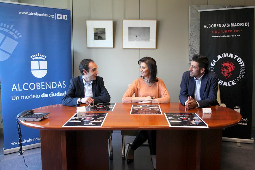 Presentación de la Carrera Gladiator Race - Imagen  de personas en la mesa de presentación de la carrera.