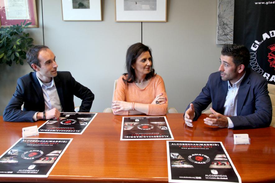 Presentación de la Carrera Gladiator Race - Imagen  de personas en la mesa de presentación de la carrera.