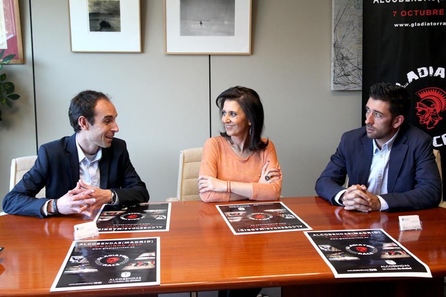 Presentación de la Carrera Gladiator Race - Imagen  de personas en la mesa de presentación de la carrera.