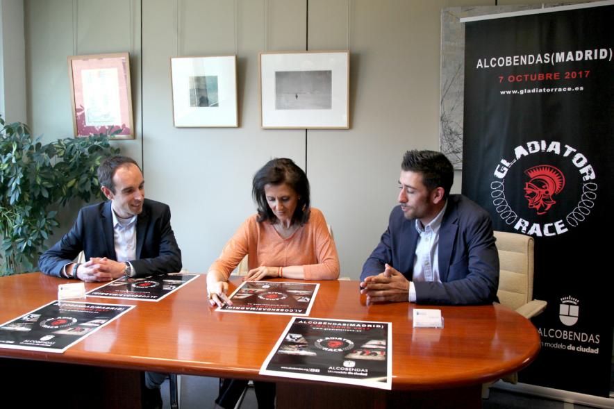 Presentación de la Carrera Gladiator Race - Imagen  de personas en la mesa de presentación de la carrera.