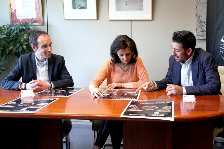 Presentación de la Carrera Gladiator Race - Imagen  de personas en la mesa de presentación de la carrera.