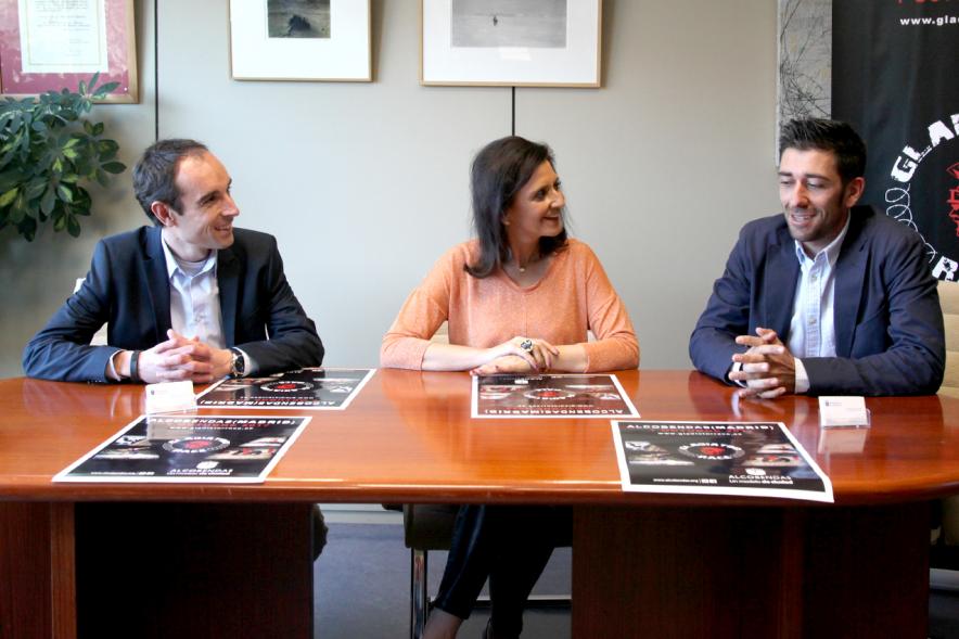 Presentación de la Carrera Gladiator Race - Imagen  de personas en la mesa de presentación de la carrera.