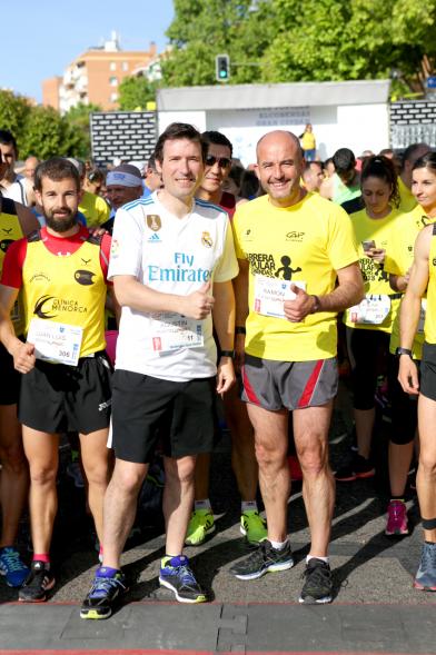 Carrera Popular 2018 - Imagen del concejal con los corredores.