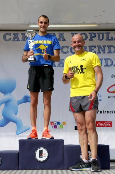 Carrera Popular 2018 - Imagen del concejal entregando un premio.
