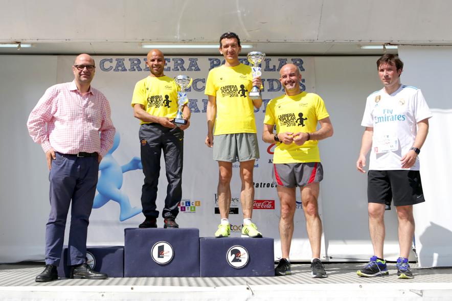 Carrera Popular 2018 - Imagen del pódium senior con el concejal.