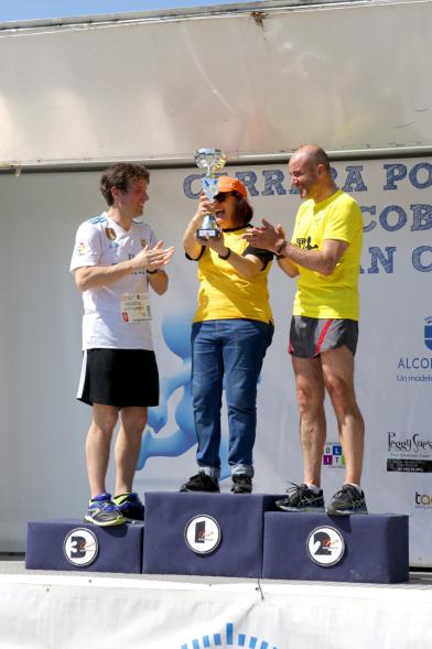 Carrera Popular 2018 - Entrega de la  copa  a la ganadora.