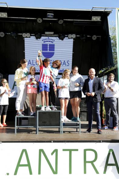 IVª Carrera Solidaria Alantra Aupa 2017 - Ganadoras infantiles con sus profesores.