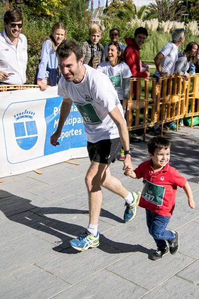 IVª Carrera Solidaria Alantra Aupa 2017 -Corredor infantil con su padre.