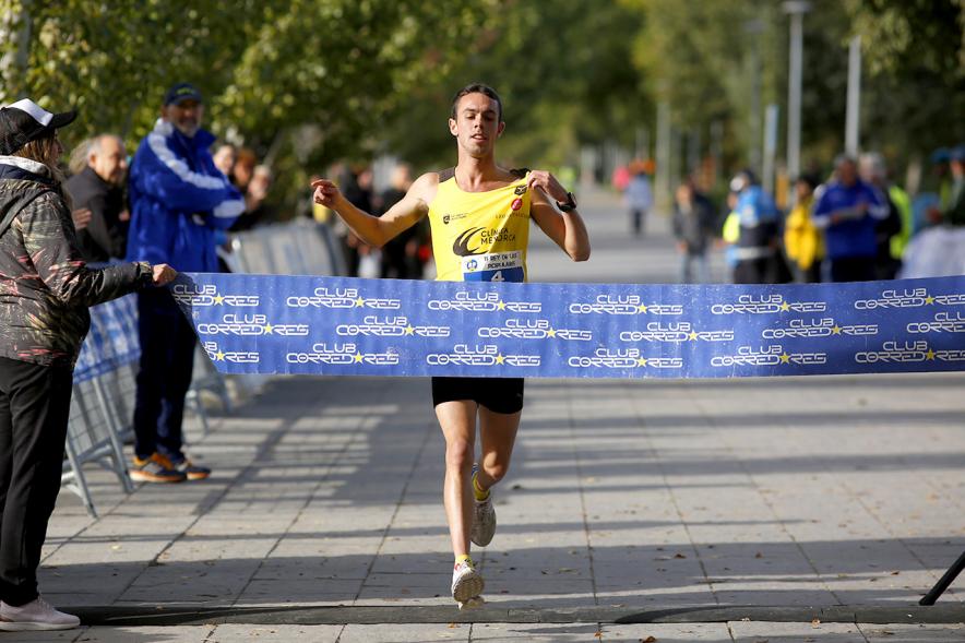 IIª Carrera Rey de las Populares - Imagen de la llegada del corredor a meta.