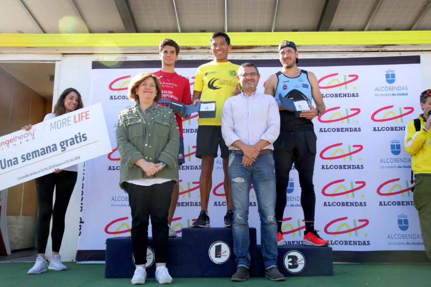 XIII Carrera Popular Alcobendas Gran Ciudad - Imagen de la entrega de trofeos, los ganadores en el pódium y los trofeos los han entregado el alcalde Rafael Sánchez Acera y la concejala Rosario Tamayo.
