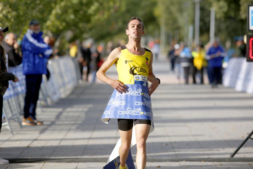 IIª Carrera Rey de las Populares -La fundación Corre en Rosa, posa junto a  Ramiro Matamoros.