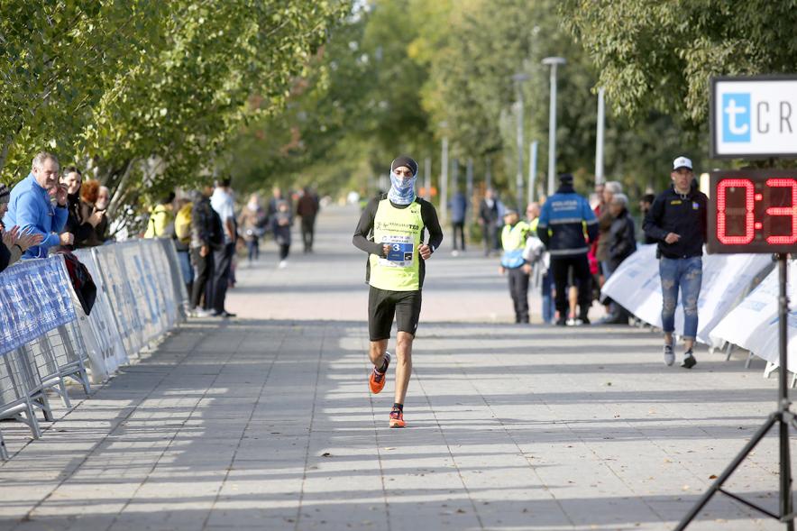 IIª Carrera Rey de las Populares - Imagen central de un corredor,  a ambos lados el público y la  policía.