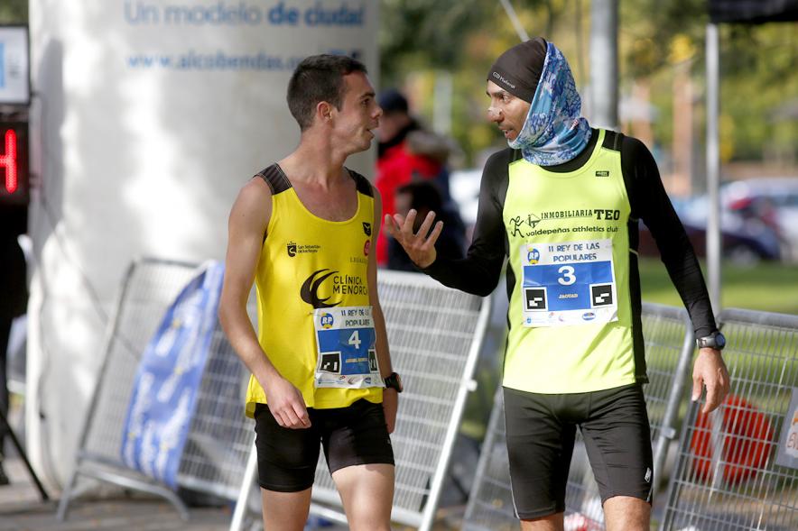 IIª Carrera Rey de las Populares - Imagen de dos participantes charlando.