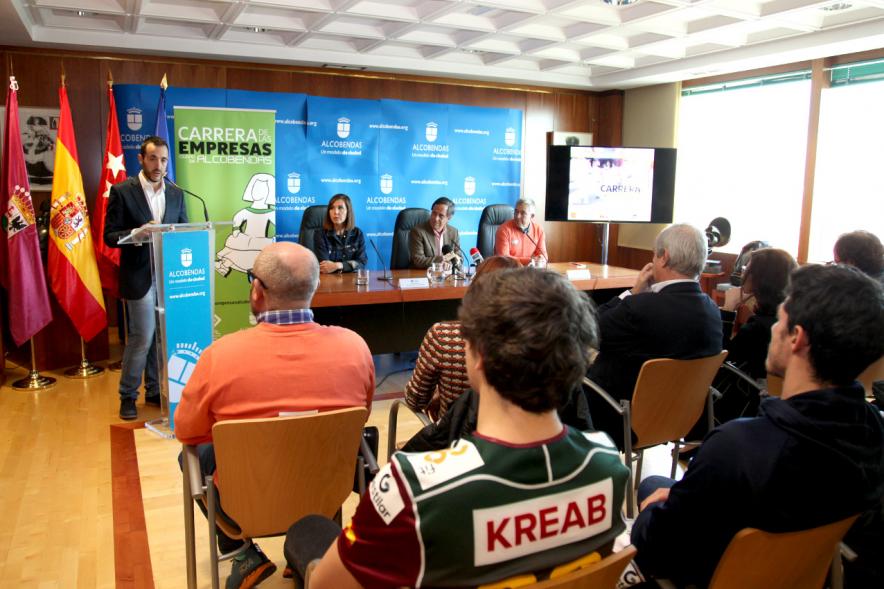 Presentación Ia Carrera de las Empresas Ciudad de Alcobendas - Imagen lateral de los asistentes y el atril.