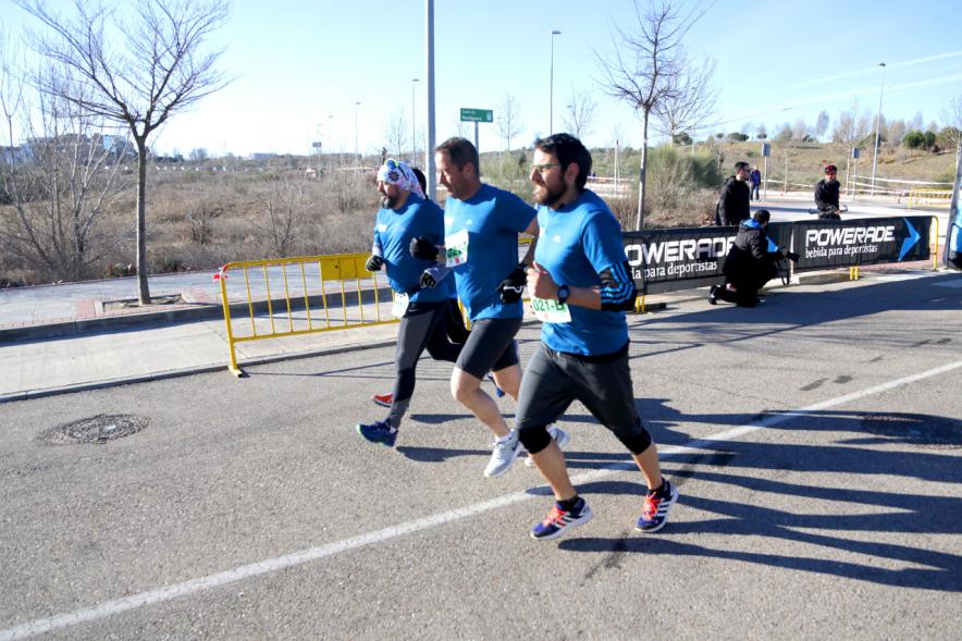 Carrera de la Empresas - Primer plano de un mismo equipo corriendo.