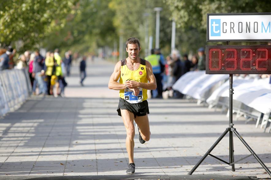 IIª Carrera Rey de las Populares - Primer plano de un corredor a la entrada a meta.