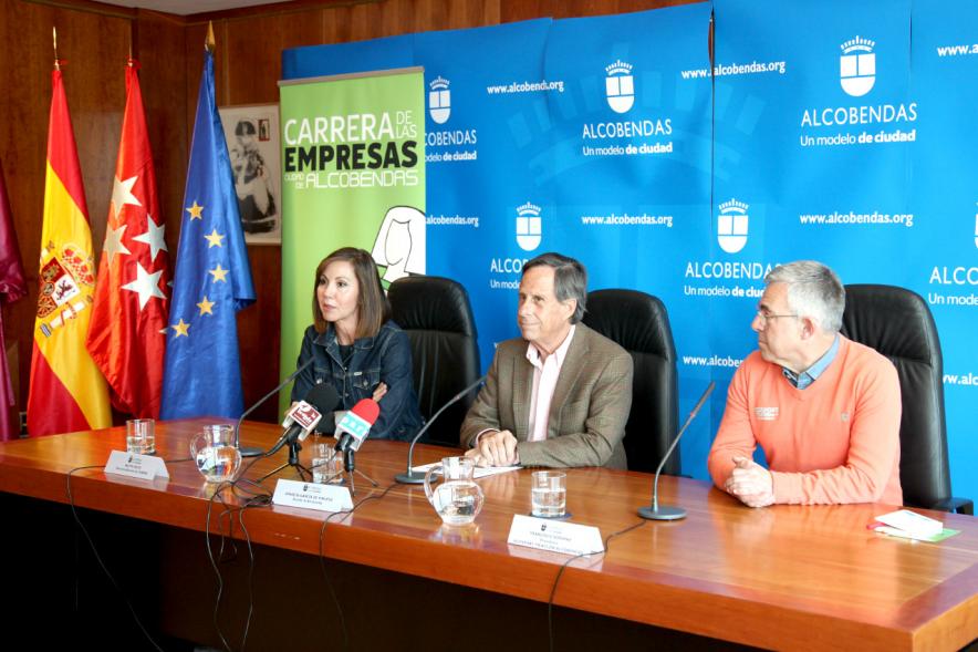 Presentación Ia Carrera de las Empresas Ciudad de Alcobendas -  Plano de la mesa  principal con el alcalde García de Vinuesa y dos empresarios participantes.