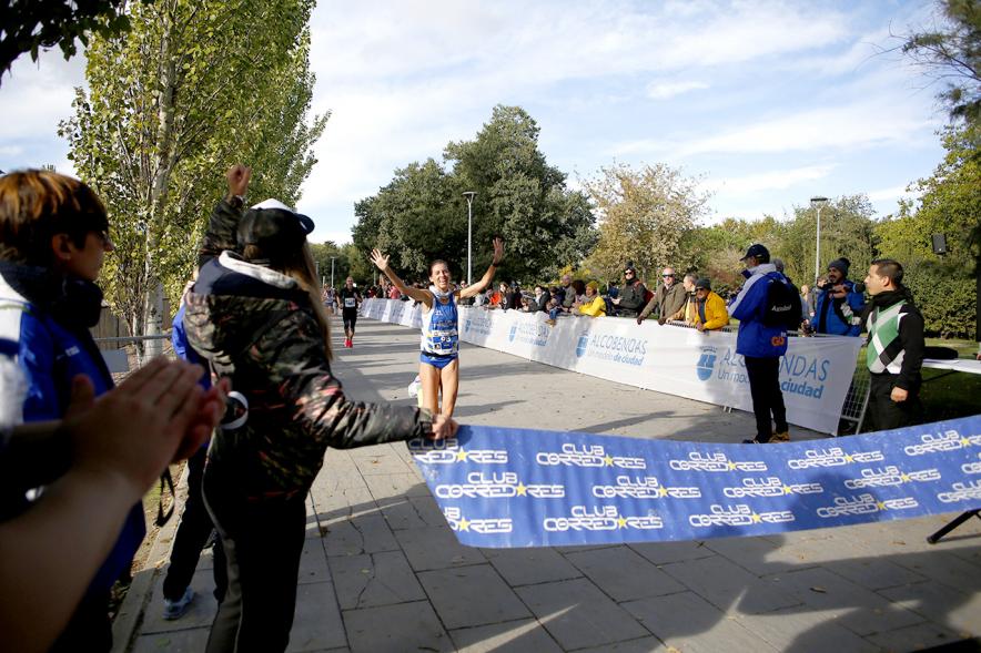 IIª Carrera Rey de las Populares - Imagen de la llegada a meta de un corredor.