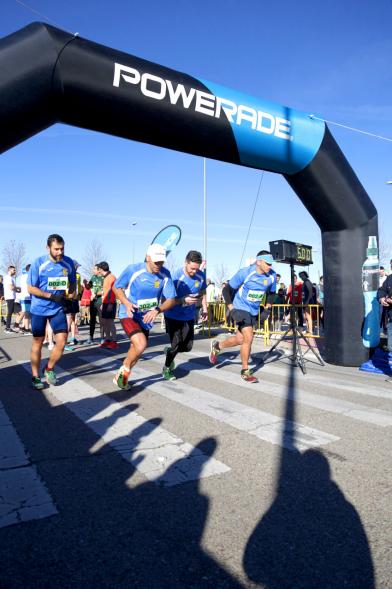 Carrera de la Empresas - Imagen de la llegada a meta de un equipo empresarial. 