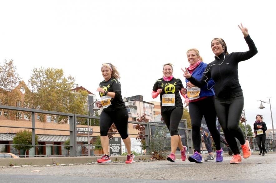 Carrera el Rey de las Populares - Imagen de unas participantes en un momento de la carrera.