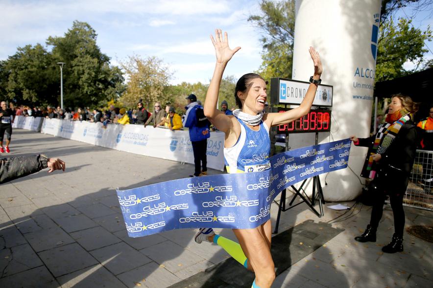 IIª Carrera Rey de las Populares - Entrada triunfal de una corredora a meta.
