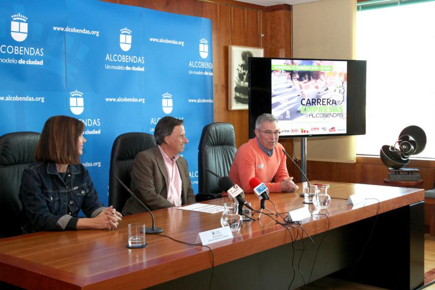 Presentación Ia Carrera de las Empresas Ciudad de Alcobendas - Imagen de la mesa principal con el alcalde García de Vinuesa y los empresarios.