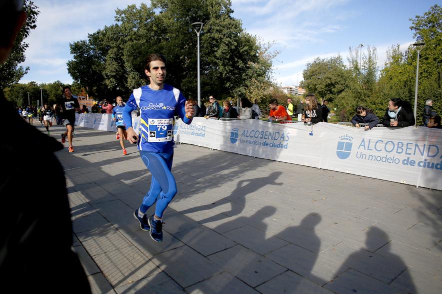 IIª Carrera Rey de las Populares - Primer plano de un corredor vestido de azul.