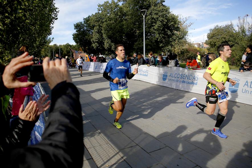 IIª Carrera Rey de las Populares - Primer plano de varios corredores entrando a meta.