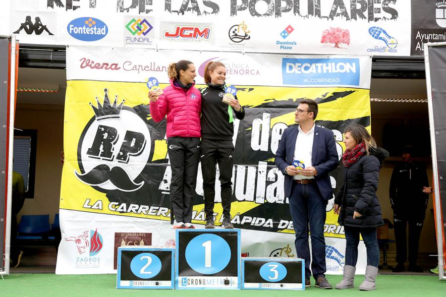 Carrera el Rey de las Populares - Imagen del vicealcalde  Miguel Ángel Arranz y la concejala de deportes María Espín en un momento de la entrega de trofeos a las campeonas femeninas.
